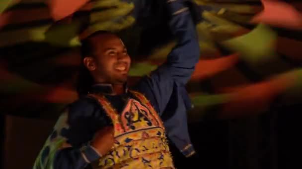 Sharm Sheikh Αίγυπτος Μάιος 2021 Αιγύπτιος Άνδρας Κυκλώνοντας Φούστα Χορό — Αρχείο Βίντεο