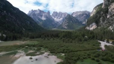 Güney Dolomites dağları, vadi ve Durrensee gölü, İtalya, seyahat ve doğa konseptinin hava manzarası. Drrensee Gölü Landro veya lago di landro Durrensee, Kuzey İtalya, Güney Tyrol