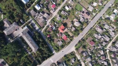 Özel evleri ve bahçeleri olan Ukrayna köyünün havadan görünüşü. Bir İHA 'dan ateş etmek. Ukrayna, Doğu Avrupa