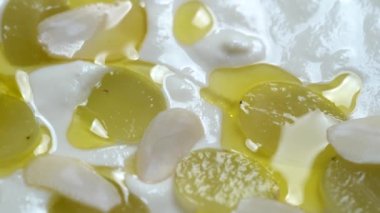 Geleneksel İspanyol yemeği, soğuk çorba jo blanco ya da sarımsak, badem, beyaz şarap sirkesi, zeytinyağı ve yeşil üzümler kaşıkla bir kasede, kapat, döndür