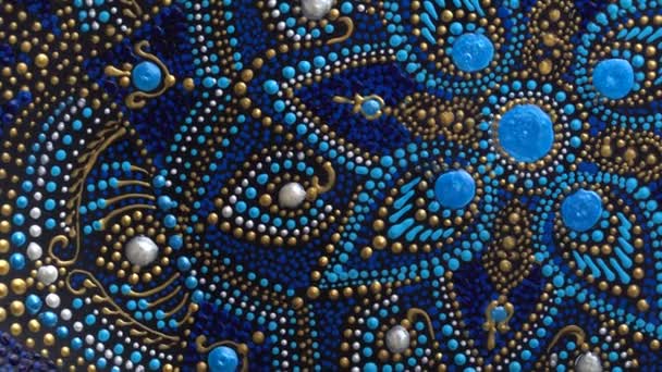 Placa Cerámica Decorativa Con Colores Negro Azul Dorado Placa Pintada — Vídeos de Stock