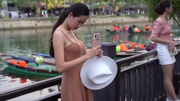 Hoi Vietnam June 2020 Young Vietnamese Girl Taking Pictures Girlfriends — стокове відео