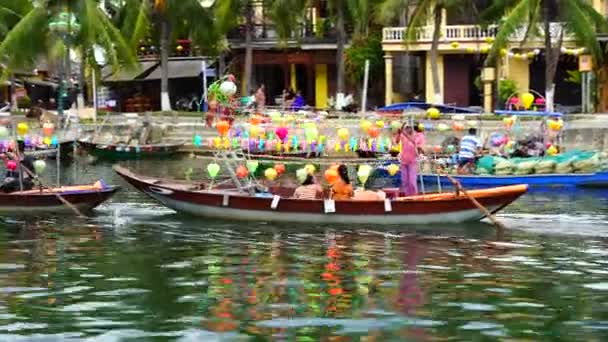 Hoi Vietnam June 2020 Vietnamese People Float Wooden Boat River — ストック動画