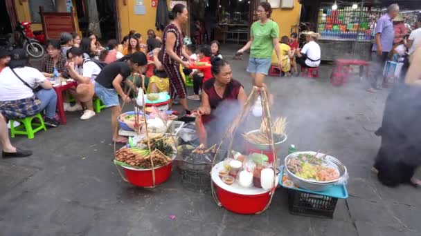 Hoi Vietnam Juni 2020 Vietnamese Oude Vrouw Maakt Vlees Spiesjes — Stockvideo