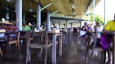 Koh Samui, Tayland - 16 Şubat 2020: Avrupalı turistler Koh Samui Adası, Tayland 'da dinleniyorlar