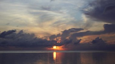 Hint Okyanusu üzerinde Tanzanya 'nın Zanzibar adasında, Doğu Afrika' da güzel bir gündoğumu. Seyahat ve doğa kavramı. Sabah gökyüzü, bulutlar, güneş ve deniz suyu