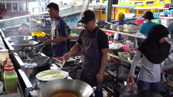 Kota Kinabalu Maleisië Februari 2020 Maleisische Mannelijke Verkoper Kookt Eten — Stockvideo