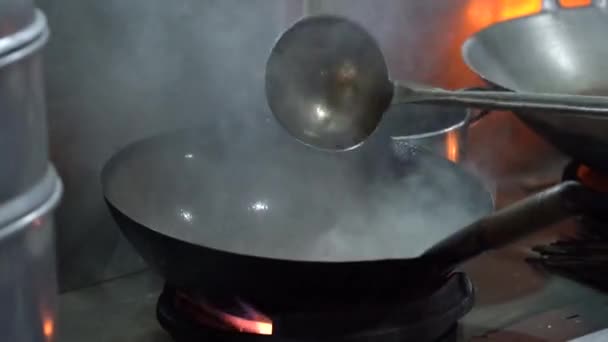 Malaysian Male Seller Cooks Street Food Large Frying Pan Night — 비디오