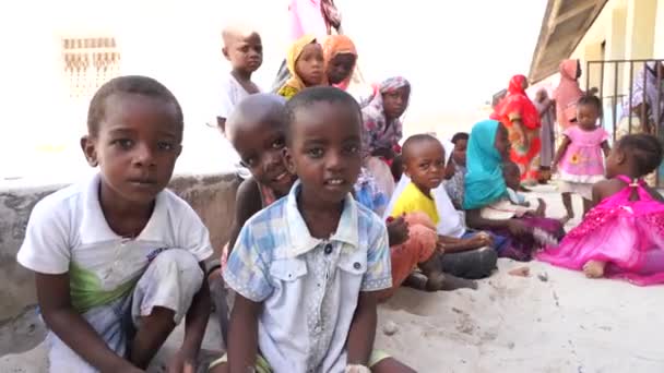 タンザニアのザンジバル 2020年1月4日 ザンジバル島 タンザニア 東アフリカの通りで知られていないアフリカの若い子供たち クローズアップ — ストック動画