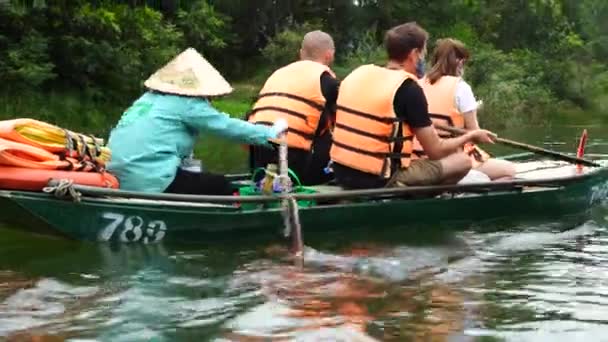 Ninh Binh Vietnam Március 1006 2020 Turista Csónak Kirándulás Ngo — Stock videók