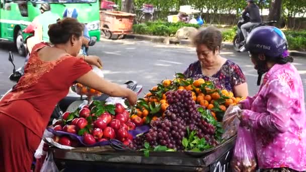 Мин Вьетнам Марта 2020 Года Вьетнамцы Продают Покупают Фрукты Овощи — стоковое видео