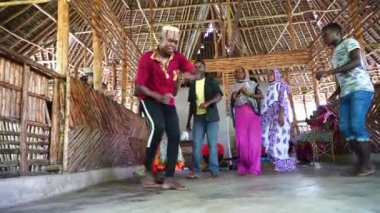 Zanzibar, Tanzanya - Kasım 07, 2019: Doğu Afrika 'daki Tanzanya' nın Zanzibar adasında yerli erkekler ve kadınlar için geleneksel Afrika dansları