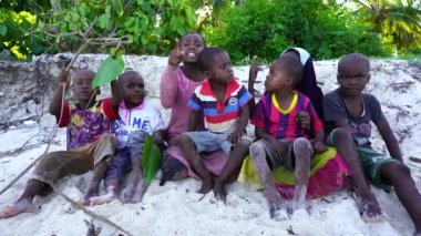 Zanzibar, Tanzanya - 12 Aralık 2019: Genç Afrikalı kız ve oğlan Zanzibar adasındaki tropikal plajda, Tanzanya, doğu Afrika, kapatın.