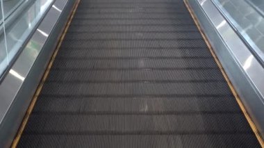 Yürüme yolu, kaldırım taşı, kaldırım taşı, travelatör, yatay yürüyen yürüyen merdiven, taşıyıcı, ya da modern ofis merkezindeki uluslararası bir havaalanı terminalinde otomatik yürüyüş