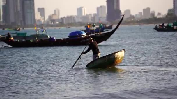 ベトナムのダナン 2020年4月29日 ベトナムのダナン市の近くにオープン海での一時的な生活筏を作るために伝統的なラウンド織り竹のボートのボートでベトナムの漁師 トンチャイとも呼ばれる — ストック動画