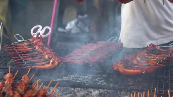 Malaysian Male Seller Prepares Grilled Chicken Wings Food Street Market — Stockvideo