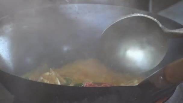 Malaysian Male Seller Cooks Crab Curry Sauce Large Frying Pan — Vídeo de stock