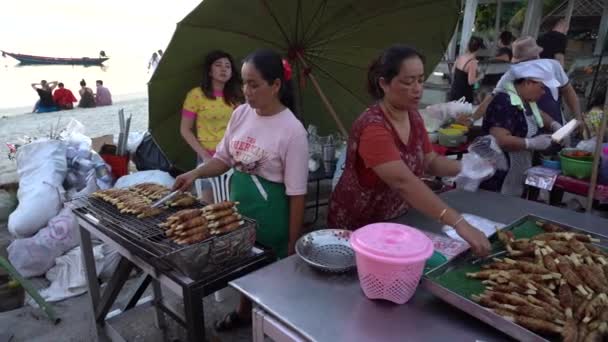 Koh Phangan Thailand December 2018 Street Food Thai Vendor Sells — стоковое видео