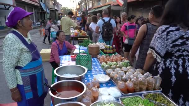 Koh Phangan Thailand December 2018 Straat Voedsel Thaise Verkoper Verkoopt — Stockvideo