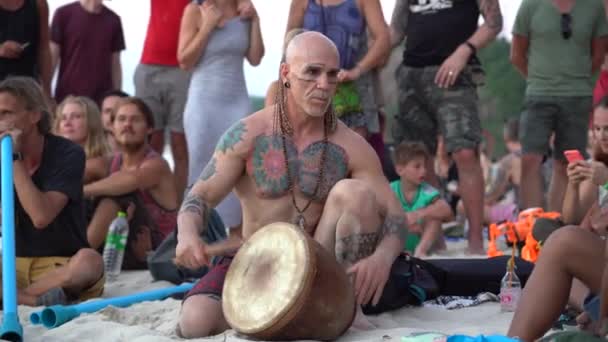 Koh Phangan Thailand February 2019 Street Musicians Playing Drum Tourists — Vídeo de Stock