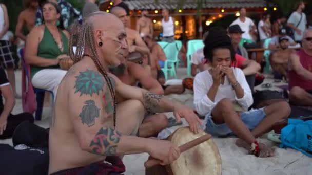 Koh Phangan Thailand 2019年2月3日 泰国Koh Phangan岛上的海滩上 街头音乐家在日落时为游客鼓乐 — 图库视频影像