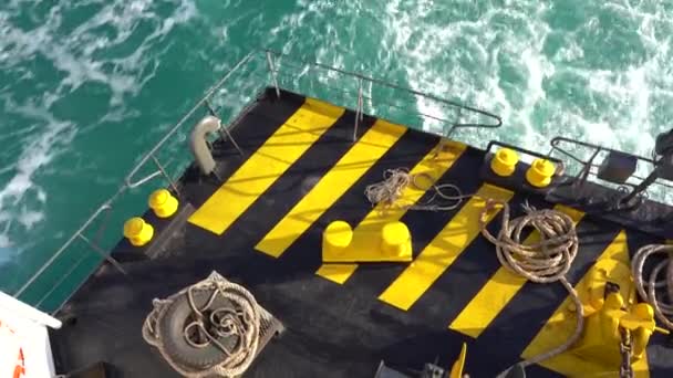 Geel Zwart Geschilderd Veerboot Dek Samen Met Een Dikke Aanlegsteiger — Stockvideo