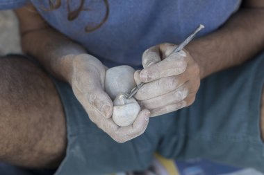 Erkek elleri taş heykel Hindistan'da bölmek, yakın çekim