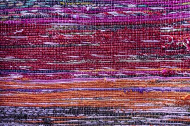 Arka plan ya da doku olarak bir tuvale dikilmiş çeşitli dokuma kumaşlarının ayrıntıları. Kapat.