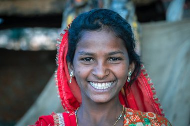 Pushkar, Hindistan - 17 Kasım 2018: Çölde Hintli genç kız Thar zamanında Pushkar Camel Mela kutsal şehir Pushkar, Rajasthan, Hindistan, yakın portre