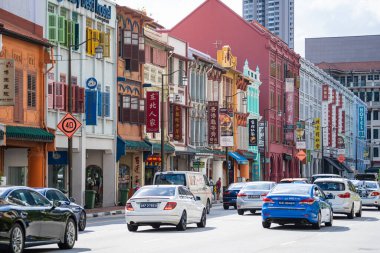 Singapur şehri, Singapur - 28 Şubat 2020: Singapur 'da Çin Mahallesi caddesi yakınlarındaki renkli eski bina ve arabalar