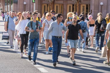 Kiev, Ukrayna - 15 Ağustos 2020 Kiev Khreshhatyk 'in ana caddesini geçen yayalar trafik ışıklarının altında, Ukrayna