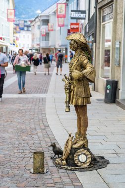 Lienz, Avusturya - 28 Ağustos 2021: Yaşayan altın korsan heykeli, Avusturya 'nın Lienz kentindeki sokaktaki turistlerin eğlencesidir.