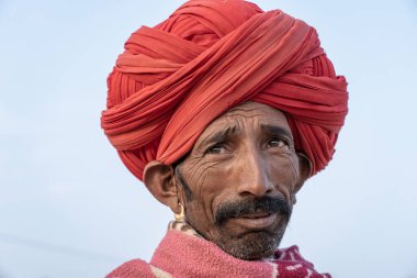 Pushkar, Hindistan - 15 Kasım 2018: Pushkar Camel Mela sırasında çölde Hintli adam Pushkar, Rajasthan, Hindistan yakınlarında. Bu fuar dünyanın en büyük deve ticaret fuarı.