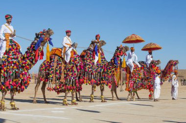 Jaisalmer, Hindistan - 09 Şubat 2017: Geleneksel Rajasthani elbisesi giyen Hintli adam Jaisalmer, Rajasthan 'da Çöl Festivali kapsamında Bay Çöl yarışmasına katıldı. Kapat.