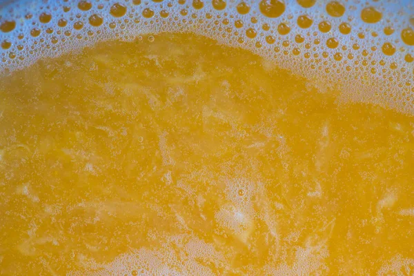 Szklanka Świeżego Soku Pomarańczowego Zbliżenie Widok Góry Makro Świeżo Wyciśnięty — Zdjęcie stockowe