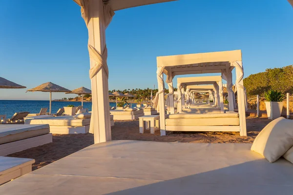 Weißes Sonnensegel Mit Matratze Luxuriösen Sandstrand Einem Tropischen Badeort Der — Stockfoto