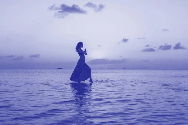 Junges Schönheitsmädchen Tanzt Tropischen Strand Auf Dem Meerwasser Der Paradiesinsel — Stockfoto