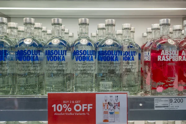 Mascate Omán Enero 2020 Botellas Vodka Absolut Estante Aeropuerto Muscat —  Fotos de Stock
