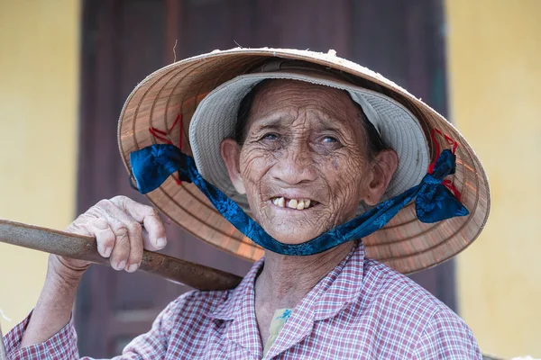 Hoi Vietnam Juli 2020 Etnische Vrolijke Oude Vrouw Met Strohoed — Stockfoto