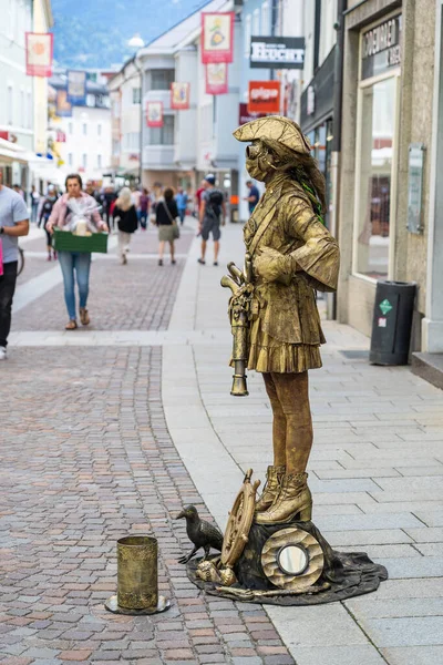 Lienz Austria Aug 2021 Жива Золота Піратська Статуя Розвагою Туристів — стокове фото