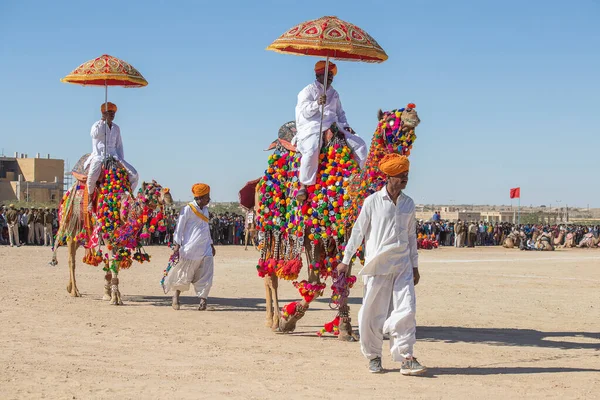 Jaisalmer, Hindistan - 09 Şubat 2017: Geleneksel Rajasthani elbisesi giyen Hintli adam Jaisalmer, Rajasthan 'da Çöl Festivali kapsamında Bay Çöl yarışmasına katıldı. Kapat.