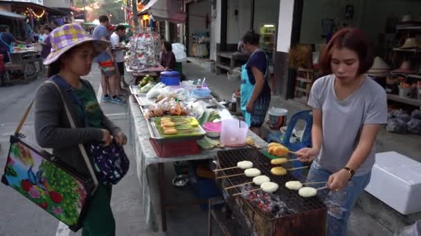 Koh Phangan Thailand December 2018 Straat Voedsel Thaise Verkoper Verkoopt — Stockvideo