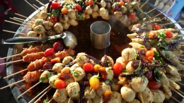 Tayland 'da sokak yemeği pazarında ahşap çubukta Tayland köftesi, lezzetli sokak yemekleri, yakın çekim.