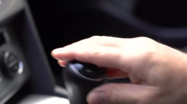 Sürücü vitesi manuel vites çubuğuyla değiştiriyor.