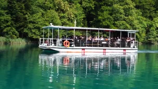 Plitvice Lakes Croacia Agosto 2021 Los Turistas Europeos Navegan Barco — Vídeo de stock