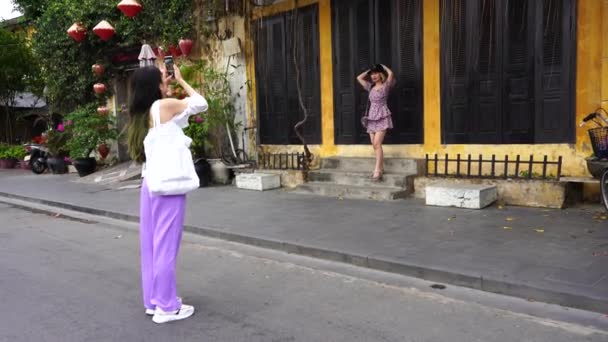 Hoi Vietnam June 2020 Vietnamese Woman Photograph Young Girl Next — Stockvideo