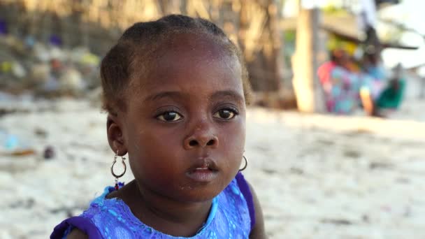 Zanzibár Tanzánia 2020 Január Fiatal Afrikai Lány Trópusi Tengerparton Zanzibár — Stock videók
