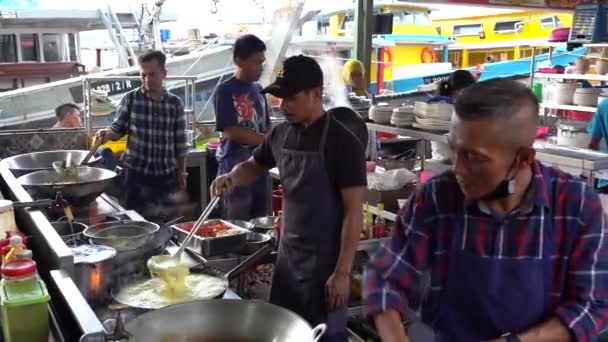 Kota Kinabalu Malaysia February 2020 Malaysian Male Seller Cooks Food — Stock videók