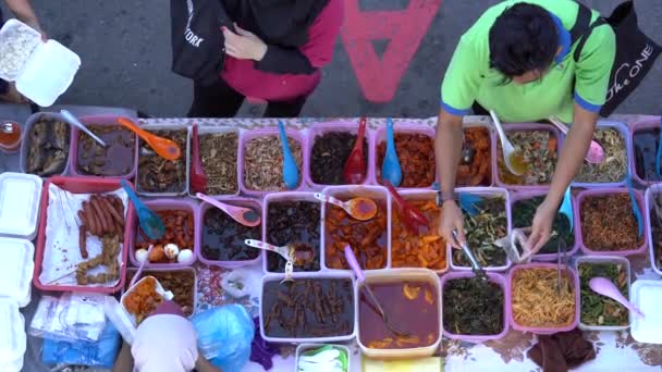 Kota Kinabalu Malasia Febrero 2020 Vendedor Ambulante Prepara Comida Tradicional — Vídeo de stock