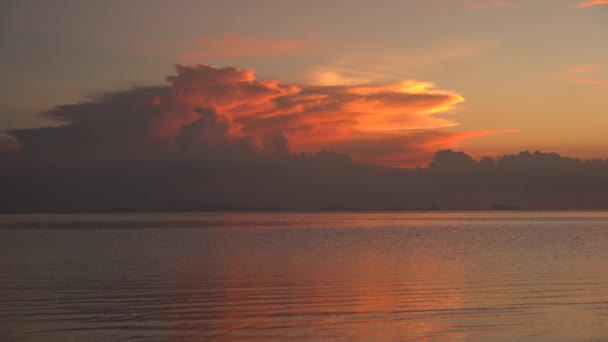 Stormwolken Bij Zonsondergang Kleurrijke Zonsondergang Boven Rustig Zeewater Nabij Tropisch — Stockvideo